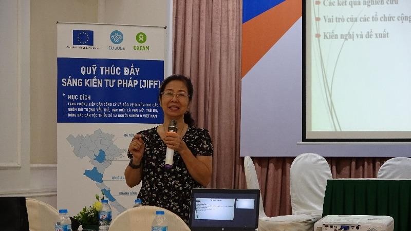 Chủ tịch Hội Bảo trợ tư pháp cho người nghèo Việt Nam Tạ Thị Minh Lý trình bày kết quả nghiên cứu.