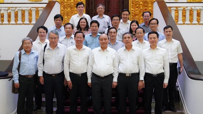 Thủ tướng Nguyễn Xuân Phúc chụp ảnh cùng các đại biểu dự buổi làm việc.