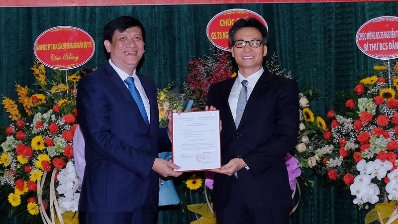 Phó Thủ tướng Chính phủ Vũ Đức Đam trao quyết định cho GS.TS Nguyễn Thanh Long.