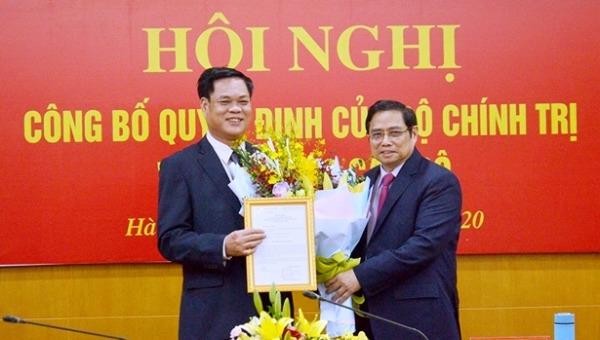 Trưởng Ban Tổ chức Trung ương Phạm Minh Chính trao quyết định cho đồng chí Huỳnh Tấn Việt.