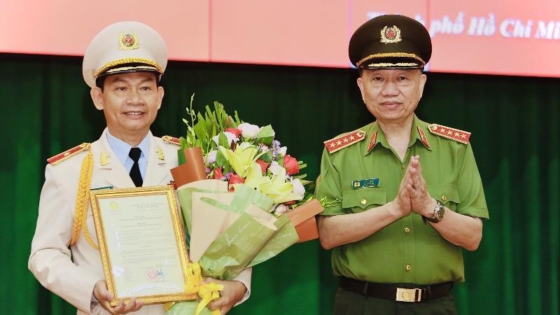 Đại tướng Tô Lâm trao quyết định của Chủ tịch nước cho Thiếu tướng Đinh Thanh Nhàn