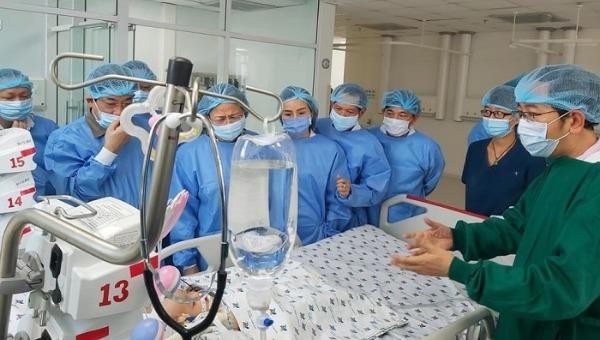 Phó Chủ tịch nước vào thăm hai bé song sinh tại Bệnh viện.