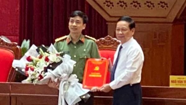 Bí thư Bùi Văn Tỉnh trao quyết định chỉ định cho Giám đốc Công an tỉnh Lê Xuân Minh.