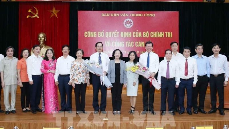 Các đại biểu chúc mừng ông Nguyễn Hồng Lĩnh (đứng thứ 6 từ phải qua)