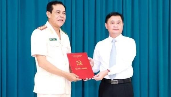 Bí thư Tỉnh ủy Thái Thanh Quý trao quyết định cho Đại tá Võ Trọng Hải.
