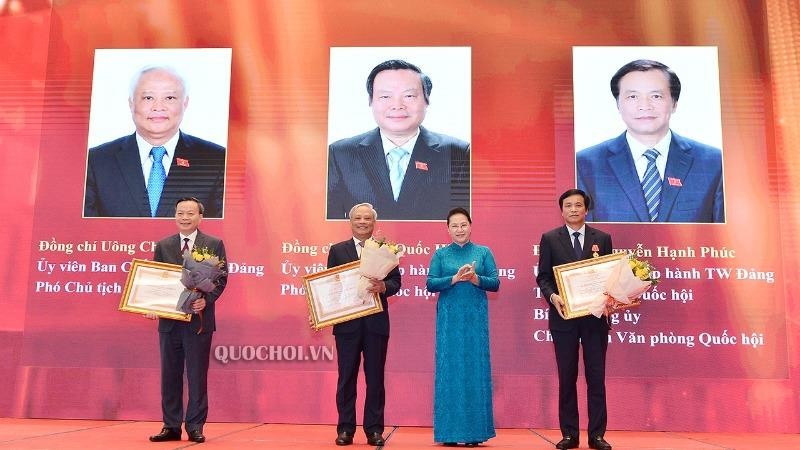 Chủ tịch Quốc hội Nguyễn Thị Kim Ngân trao Huân chương Lao động hạng Nhất cho 3 cá nhân. Ảnh: Quochoi.vn