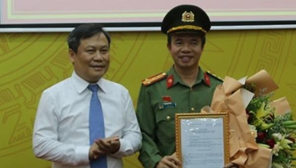 Bí thư Tỉnh ủy Quảng Bình trao quyết định chỉ định cho Giám đốc Công an tỉnh.