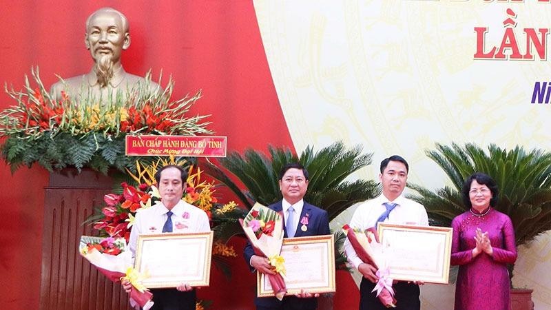 Phó Chủ tịch nước Đặng Thị Ngọc Thịnh tặng Huân chương Lao động hạng Ba cho 3 cá nhân.