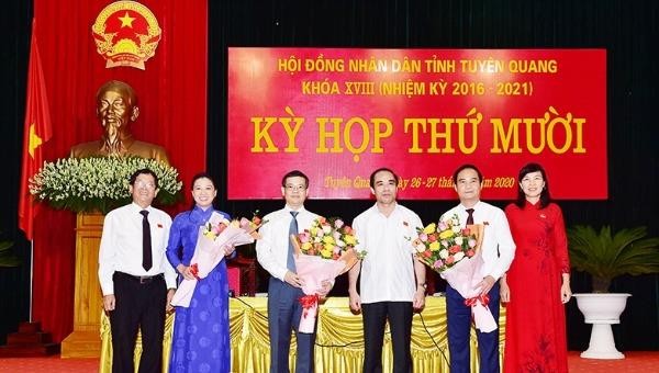 Bí thư Tỉnh ủy Tuyên Quang Chẩu Văn Lâm và lãnh đạo HĐND tỉnh chúc mừng lãnh đạo UBND tỉnh nhiệm kỳ 2016-2021.