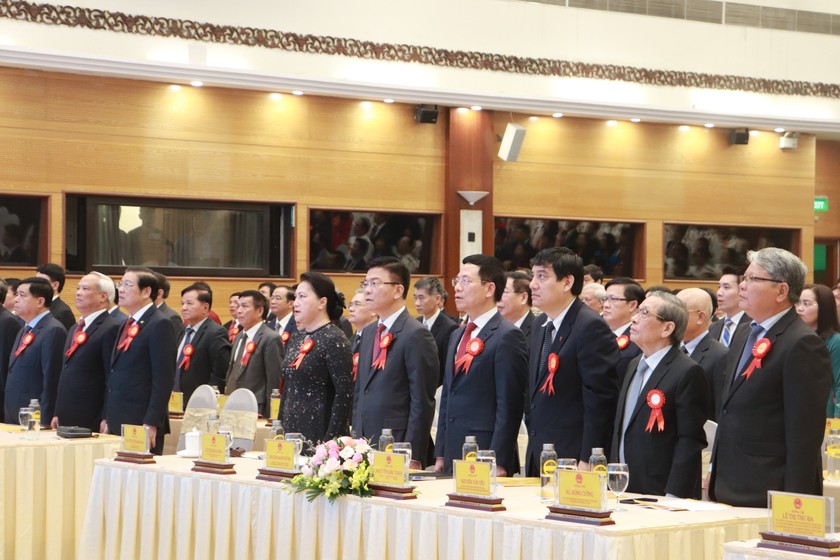 Chủ tịch Quốc hội Nguyễn Thị Kim Ngân và các đại biểu chào cờ khai mạc Đại hội.