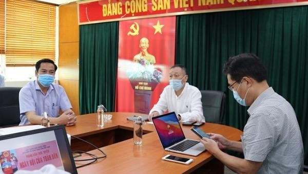 Lãnh đạo Báo điện tử Đảng Cộng sản Việt Nam chỉ đạo cuộc phỏng vấn trực tuyến.