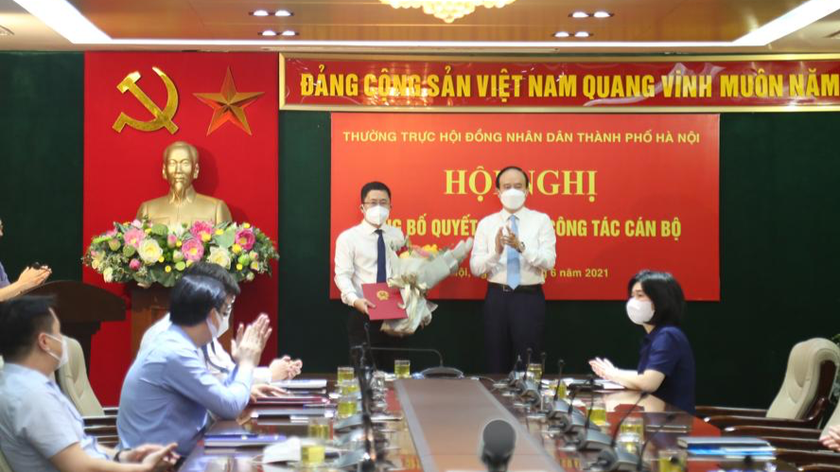 Trao quyết định bổ nhiệm cho tân Phó Chánh Văn phòng Đoàn đại biểu Quốc hội và HĐND thành phố Hà Nội.