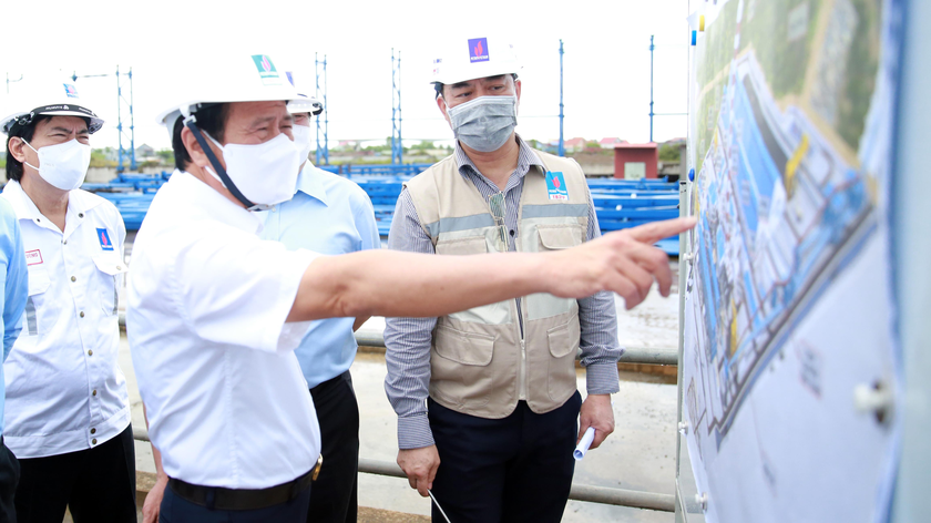 Phó Thủ tướng Lê Văn Thành kiểm tra hạng mục thi công của Nhà máy.