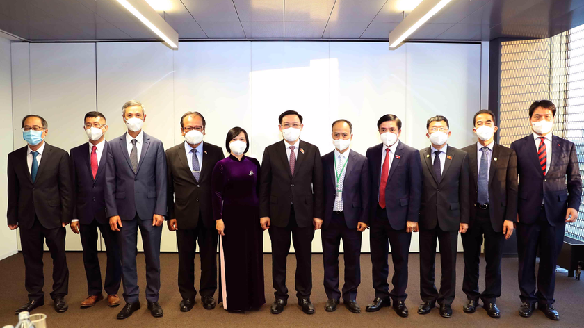 Chủ tịch Quốc hội gặp và chụp ảnh lưu niệm với 6 Đại sứ Việt Nam.