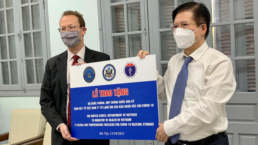 Đại biện Lâm thời Đại sứ quán Hoa Kỳ Christopher Klein trao biển tượng trưng cho Thứ trưởng Bộ Y tế Trương Quốc Cường.