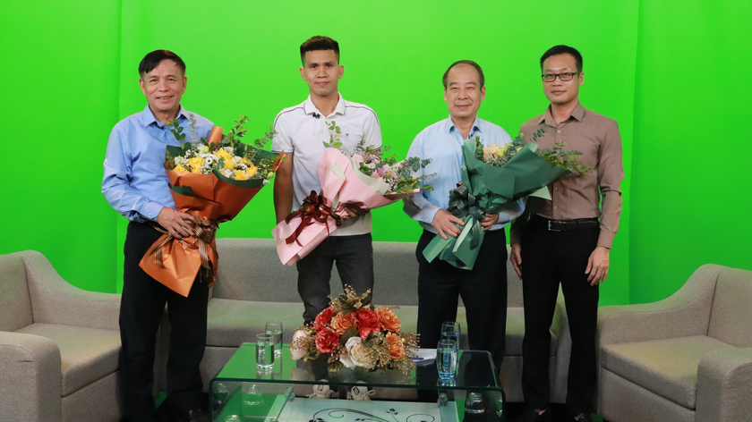 Nhà báo Trần Ngọc Hà – Phó Tổng Biên tập Báo Pháp luật Việt Nam tặng hoa cho 3 khách mời tham dự tọa đàm.