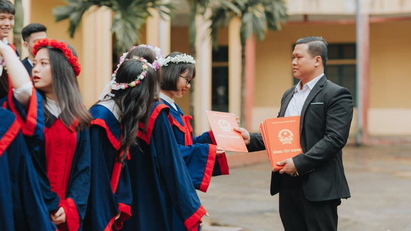 Thầy Bùi Xuân Nhật trao bằng tốt nghiệp cho lớp Chuyên Sử khóa 34 (2016-2019).