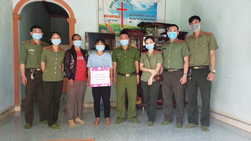 Anh Việt và các đồng đội thực hiện công tác thiện nguyện.