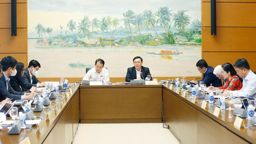 Chủ tịch QH Vương Đình Huệ tham gia phiên thảo luận tổ sáng 21/10.