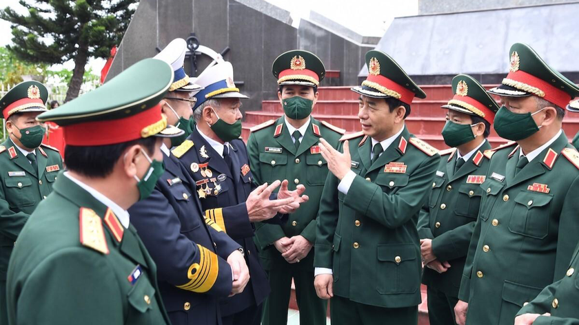 Bộ trưởng Bộ Quốc phòng Phan Văn Giang và các cựu binh Đoàn tàu không số.