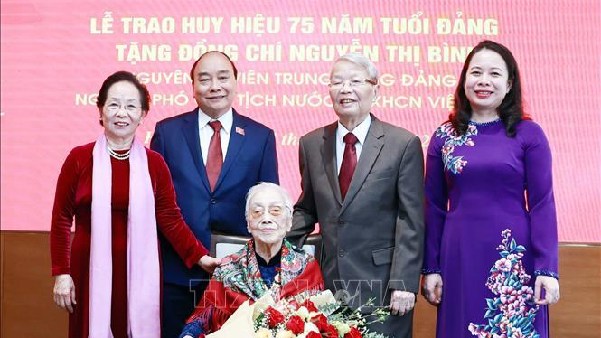 Buổi Lễ trao Huy hiệu 75 năm tuổi Đảng.