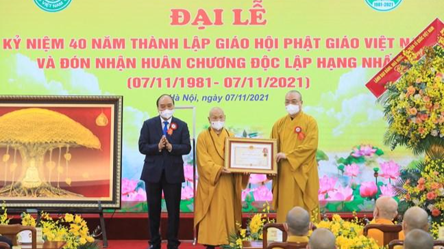 Chủ tịch nước trao Huân chương Độc lập hạng Nhất cho Giáo hội Phật giáo Việt Nam.