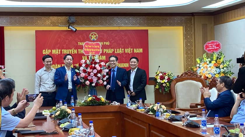 Phó Tổng Thanh tra Chính phủ Trần Ngọc Liêm tặng hoa chúc mừng Vụ Pháp chế nhân Ngày Pháp luật Việt Nam 9/11.