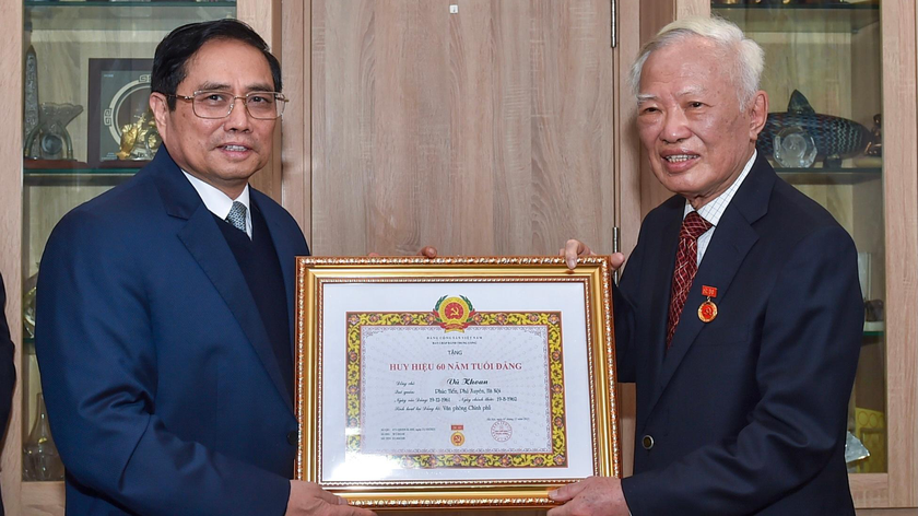 Thủ tướng Phạm Minh Chính trao tặng Huy hiệu 60 năm tuổi Đảng cho nguyên Phó Thủ tướng Chính phủ Vũ Khoan.