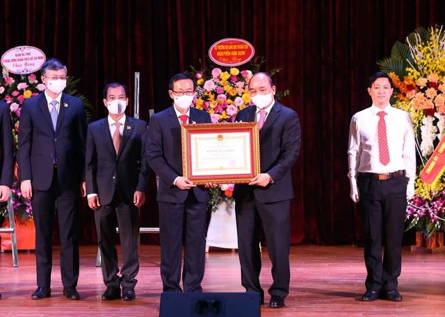 Chủ tịch nước trao tặng Huận chương Lao động hạng Nhất cho Trường.