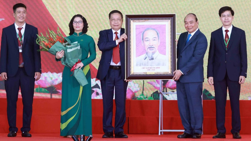 Chủ tịch nước Nguyễn Xuân Phúc tặng bức tranh Bác Hồ cho Học viện Nông nghiệp Việt Nam.