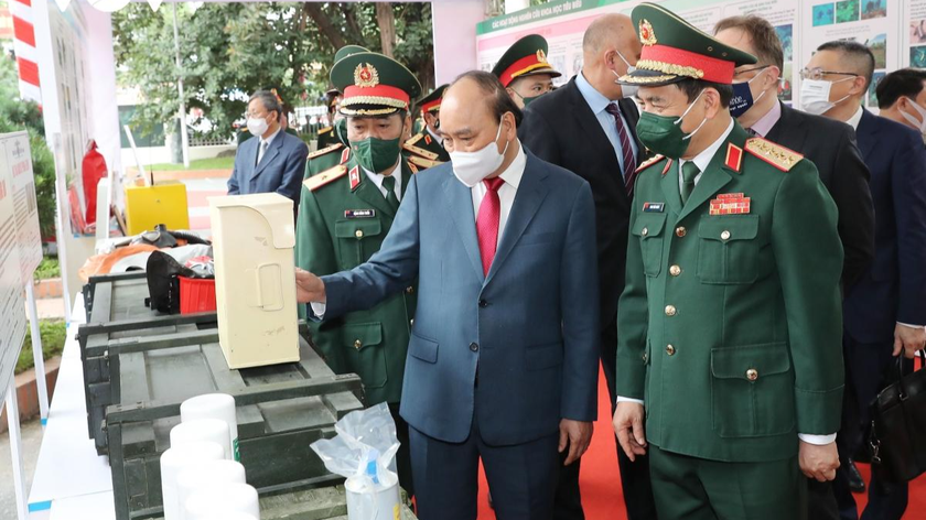 Chủ tịch nước thăm quan khu trưng bày sản phẩm khoa học, công nghệ tại Trung tâm Nhiệt đới Việt – Nga.
