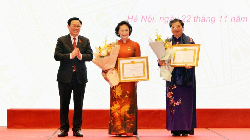 Chủ tịch Quốc hội trao tặng Huy hiệu 40 năm tuổi Đảng cho bà Nguyễn Thị Kim Ngân và bà Tòng Thị Phóng.