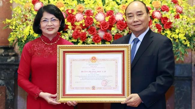 Chủ tịch nước trao tặng Huân chương cho bà Đặng Thị Ngọc Thịnh.