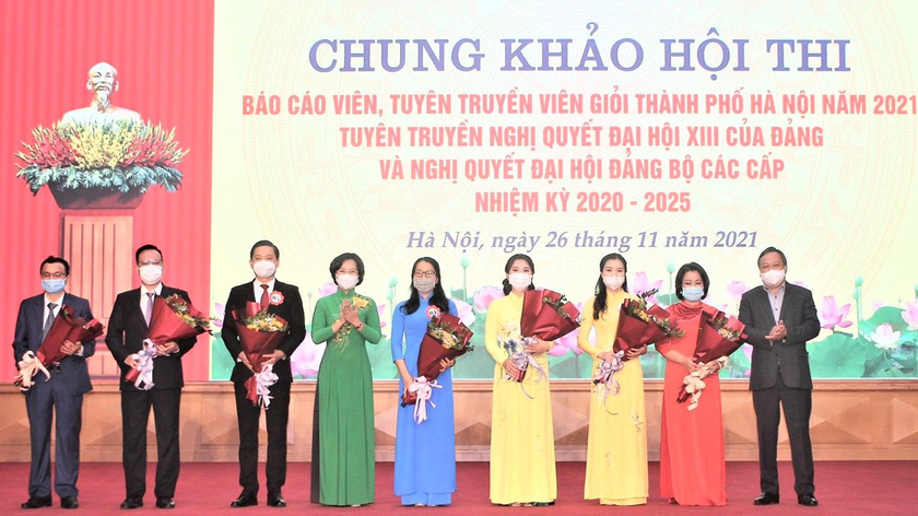 Phó Bí thư Thành ủy Nguyễn Văn Phong và Trưởng Ban Tuyên giáo Thành ủy Bùi Huyền Mai tặng hoa, chúc mừng các thí sinh dự thi.