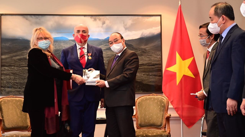 Chủ tịch nước Nguyễn Xuân Phúc nhận sách từ bà bà Sandra Scagliotti, Lãnh sự danh dự của Việt Nam tại Torino, Italia.