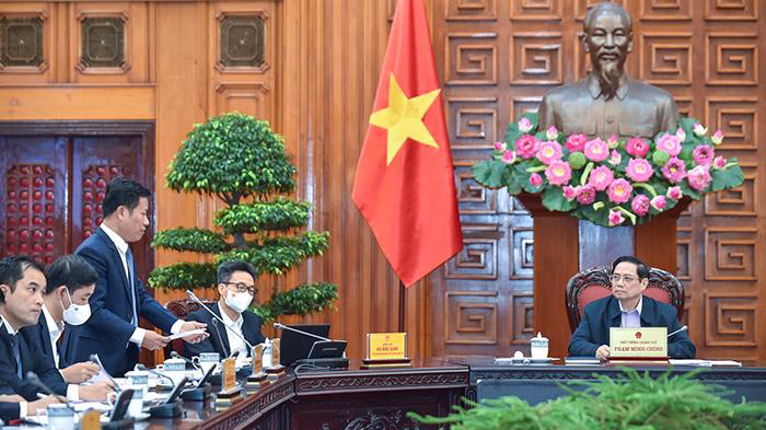 Thủ tướng Phạm Minh Chính nghe Giám đốc Đại học Quốc gia Hà Nội Lê Quân báo cáo tình hình hoạt động.