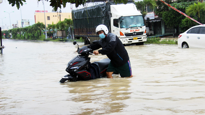 Mưa lũ kéo dài đã gây ngập nhiều nơi tại Bình Định. 