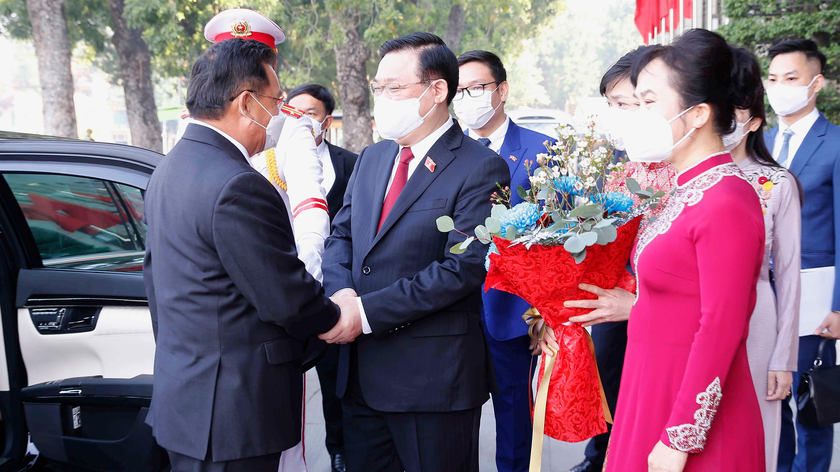 Chủ tịch Quốc hội Vương Đình Huệ và Phu nhân chủ trì lễ đón chính thức Chủ tịch Quốc hội Lào cùng Phu nhân và Đoàn đại biểu cấp cao Quốc hội Lào.