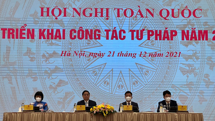 Thủ tướng Phạm Minh Chính, Bộ trưởng Lê Thành Long, các Thứ trưởng Đặng Hoàng Oanh, Nguyễn Thanh Tịnh đồng chủ trì hội nghị.