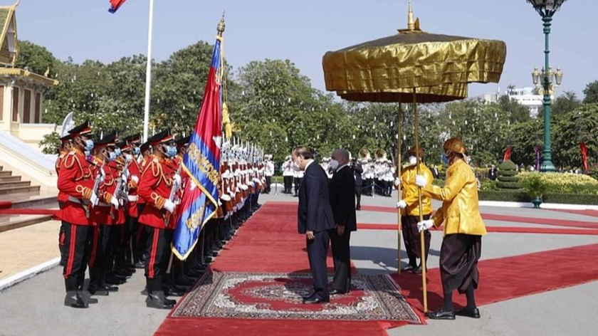 Quốc vương Sihamoni mời Chủ tịch nước Nguyễn Xuân Phúc duyệt Đội Danh dự Quân đội Hoàng gia Campuchia.