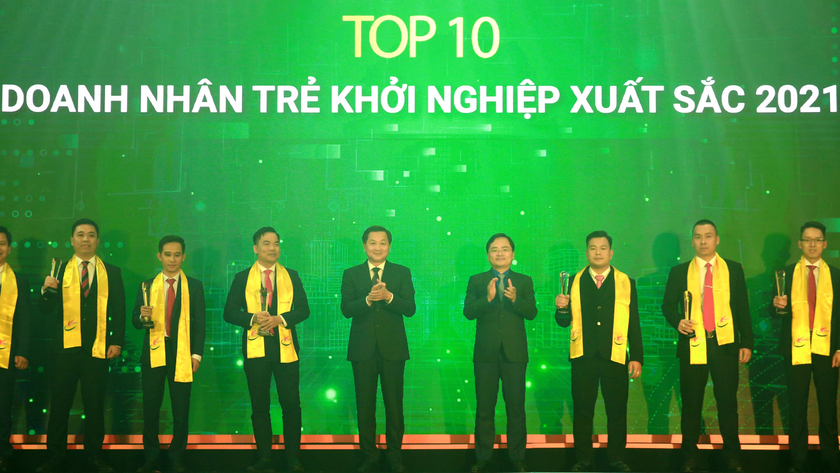 Phó Thủ tướng Lê Minh Khái và Bí thư Thứ nhất Trung ương Đoàn Nguyễn Anh Tuấn trao danh hiệu TOP 10 “Doanh nhân trẻ khởi nghiệp xuất sắc 2021”.