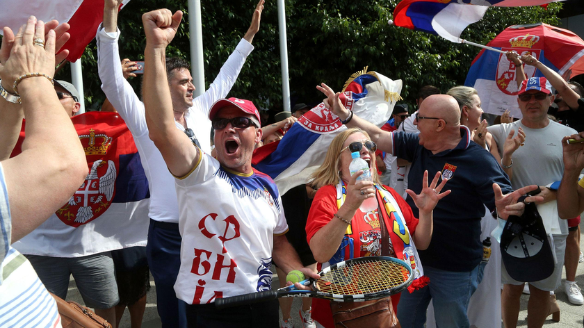 Người hâm mộ ăn mừng khi Djokovic thắng kiện.