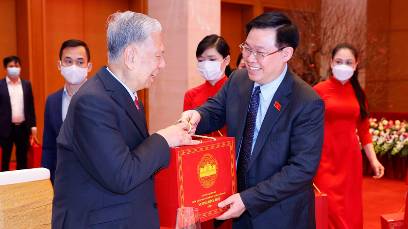 Chủ tịch Quốc hội Vương Đình Huệ thăm hỏi, tặng quà các nguyên lãnh đạo Quốc hội.