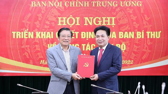 Trưởng Ban Nội chính Trung ương Phan Đình Trạc trao quyết định bổ nhiệm cho ông Nguyễn Văn Yên.