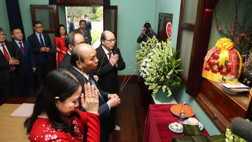Chủ tịch nước Nguyễn Xuân Phúc dâng hương tưởng niệm Chủ tịch Hồ Chí Minh.