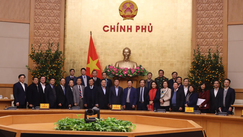 Phó Thủ tướng Thường trực Phạm Bình Minh chụp ảnh lưu niệm cùng các thành viên Hội đồng.