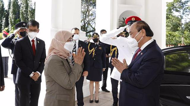 Tổng thống Singapore đón Chủ tịch nước Nguyễn Xuân Phúc.