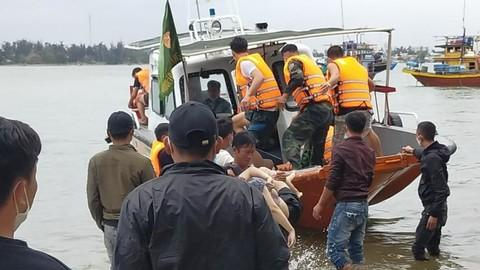 Lực lượng cứu nạn cứu hộ đưa các nạn nhân trong vụ chìm cano tại Hội An vào bờ.