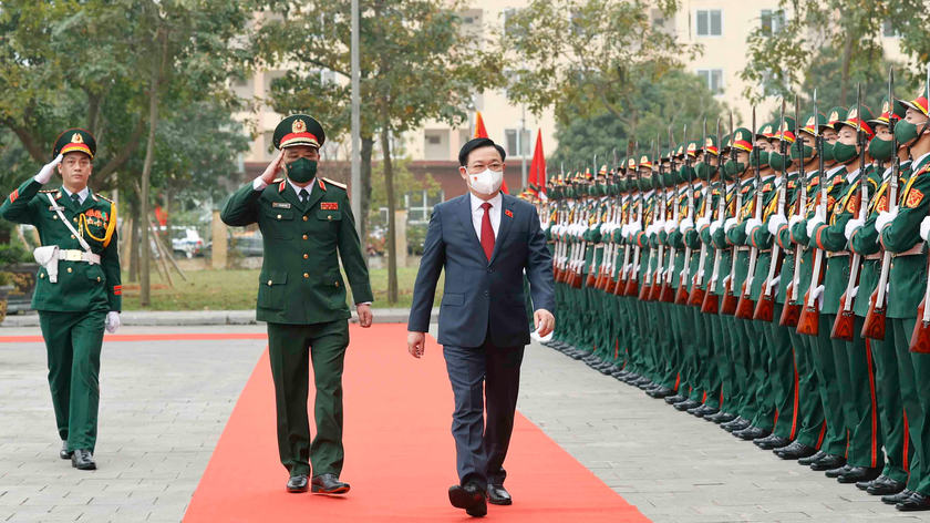Chủ tịch Quốc hội duyệt đội danh dự Quân đội nhân dân Việt Nam.