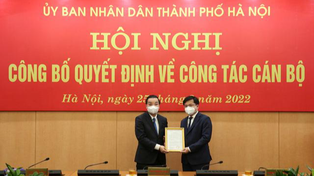 Chủ tịch UBND thành phố Hà Nội Chu Ngọc Anh trao quyết định cho ông Trương Việt Dũng.